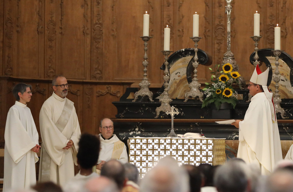 Mgr Félix Gmür avec les délégués épiscopaux Marie-Andrée Beuret et Didier Berret 